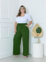 Calça Pantalona Plus Size Amora em verde militar, design de perna larga, cintura natural, bolsos funcionais. Versátil e confortável.