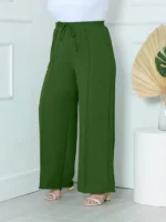 Calça Pantalona Plus Size Amora em verde militar, design de perna larga, cintura natural, bolsos funcionais. Versátil e confortável.