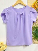 Blusa Plus Size Laís em rosê, com mangas curtas de pétala, gola redonda, bainha flared e detalhes dobrados. Confortável e elegante para o dia a dia.
