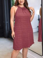 Vestido Plus Size Giselle em rosê, estilo túnica, corte em A, frente-única, botões decorativos e nó na cintura para um toque delicado.