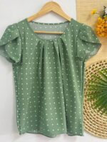 Blusa Plus Size Fernanda com estampa de bolinhas poá, fundo preto, mangas pétala, gola redonda. Confortável, clássica e versátil.