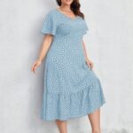 Vestido Plus Size Helena em verde menta, com caimento A, decote V, cintura alta, babados e mangas esvoaçantes, combinando elegância e conforto.