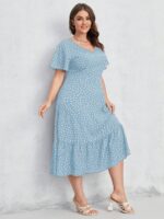 Vestido Plus Size Helena em verde menta, com caimento A, decote V, cintura alta, babados e mangas esvoaçantes, combinando elegância e conforto.