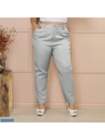 Calça Plus Size Tânia em alfaiataria, cor bege, perna reta, cintura natural, com bolsos e zíper. Prática, elegante e ideal para diversas ocasiões.