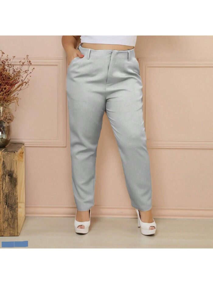 Calça Plus Size Tânia em alfaiataria, cor bege, perna reta, cintura natural, com bolsos e zíper. Prática, elegante e ideal para diversas ocasiões.