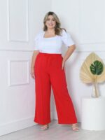 Calça Pantalona Plus Size Amora em verde militar, design de perna larga, cintura natural, bolsos funcionais. Versátil e confortável.