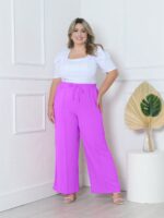 Calça Pantalona Plus Size Amora em verde militar, design de perna larga, cintura natural, bolsos funcionais. Versátil e confortável.