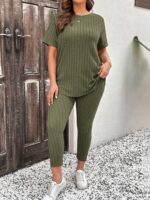 Conjunto Feminino Plus Size Sabrina, tricô com gola redonda e ombro caído, legging ajustada, em verde oliva, confortável e estiloso.