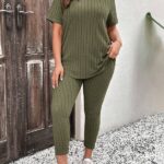 Conjunto Feminino Plus Size Sabrina, tricô com gola redonda e ombro caído, legging ajustada, em verde oliva, confortável e estiloso.