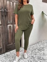 Conjunto Feminino Plus Size Sabrina, tricô com gola redonda e ombro caído, legging ajustada, em verde oliva, confortável e estiloso.