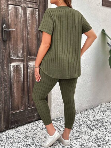 Conjunto Feminino Plus Size Sabrina, tricô com gola redonda e ombro caído, legging ajustada, em verde oliva, confortável e estiloso.