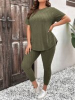 Conjunto Feminino Plus Size Sabrina, tricô com gola redonda e ombro caído, legging ajustada, em verde oliva, confortável e estiloso.