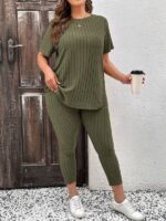 Conjunto Feminino Plus Size Sabrina, tricô com gola redonda e ombro caído, legging ajustada, em verde oliva, confortável e estiloso.