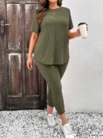 Conjunto Feminino Plus Size Sabrina, tricô com gola redonda e ombro caído, legging ajustada, em verde oliva, confortável e estiloso.