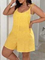 Macaquinho Plus Size Estampa Poá Kellen, com alças finas e detalhe de nó, estampa floral amarela. Confortável e estiloso para diversas ocasiões.