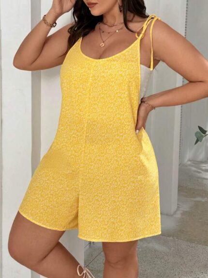 Macaquinho Plus Size Estampa Poá Kellen, com alças finas e detalhe de nó, estampa floral amarela. Confortável e estiloso para diversas ocasiões.