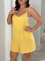 Macaquinho Plus Size Estampa Poá Kellen, com alças finas e detalhe de nó, estampa floral amarela. Confortável e estiloso para diversas ocasiões.