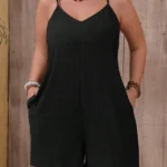 Macaquinho Plus Size Elaine, com alças finas, perna larga, e bolsos. Versátil, moderno e confortável, ideal para dias quentes.