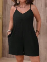 Macaquinho Plus Size Elaine, com alças finas, perna larga, e bolsos. Versátil, moderno e confortável, ideal para dias quentes.