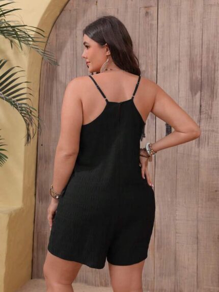 Macaquinho Plus Size Elaine, com alças finas, perna larga, e bolsos. Versátil, moderno e confortável, ideal para dias quentes.