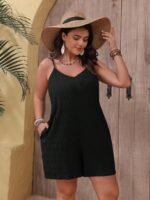 Macaquinho Plus Size Elaine, com alças finas, perna larga, e bolsos. Versátil, moderno e confortável, ideal para dias quentes.