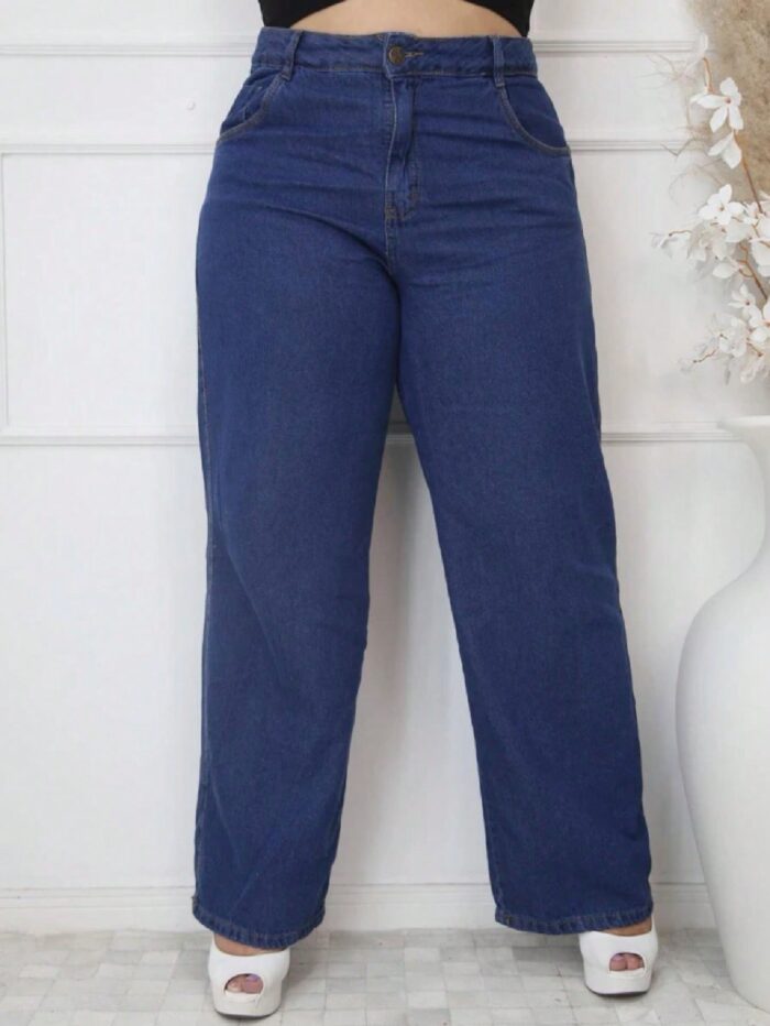 Calça Jeans Feminina Plus Size Vanessa, lavagem escura, perna larga, cintura natural, jeans 100% algodão. Prática e essencial para o dia a dia.