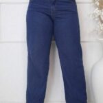 Calça Jeans Feminina Plus Size Vanessa, lavagem escura, perna larga, cintura natural, jeans 100% algodão. Prática e essencial para o dia a dia.