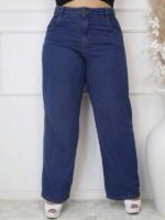 Calça Jeans Feminina Plus Size Vanessa, lavagem escura, perna larga, cintura natural, jeans 100% algodão. Prática e essencial para o dia a dia.