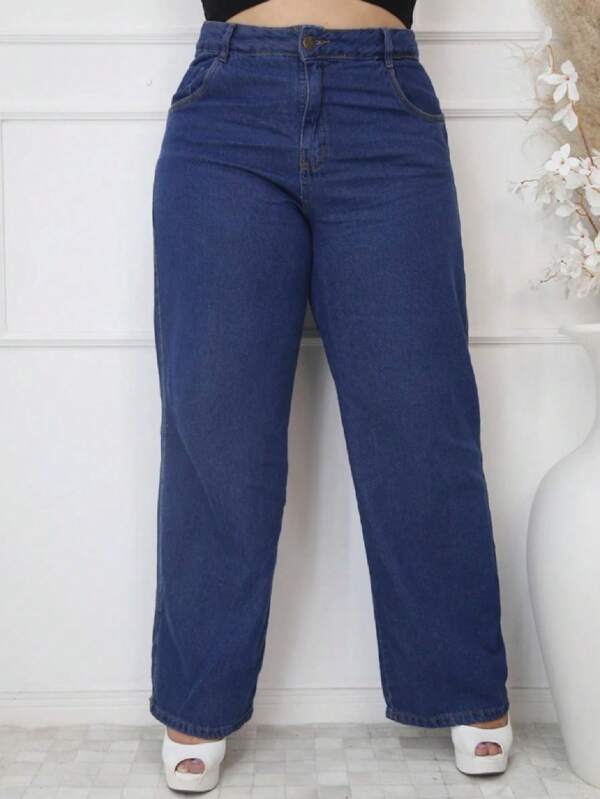 Calça Jeans Feminina Plus Size Vanessa, lavagem escura, perna larga, cintura natural, jeans 100% algodão. Prática e essencial para o dia a dia.