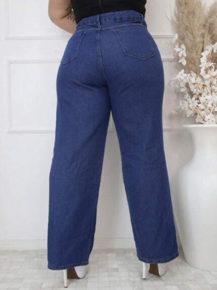 Calça Jeans Feminina Plus Size Vanessa, lavagem escura, perna larga, cintura natural, jeans 100% algodão. Prática e essencial para o dia a dia.