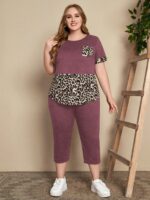 Conjunto Feminino Plus Size Leopardo, camiseta com estampa de leopardo e calças ajustadas, cor preta. Confortável e moderno para o dia a dia.
