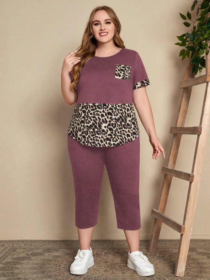 Conjunto Feminino Plus Size Leopardo, camiseta com estampa de leopardo e calças ajustadas, cor preta. Confortável e moderno para o dia a dia.