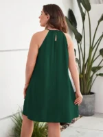 Vestido Plus Size Larissa em verde escuro, estilo túnica, decote halter frente-única, com babados e botão, leve e sustentável.