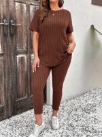 Conjunto Feminino Plus Size Sabrina, tricô com gola redonda e ombro caído, legging ajustada, em verde oliva, confortável e estiloso.