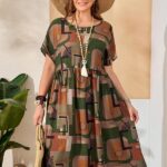 Vestido feminino Plus Size Estilo bata, gola redonda, cintura alta, tecido leve em viscose e poliamida. Confortável e moderno para ocasiões casuais.