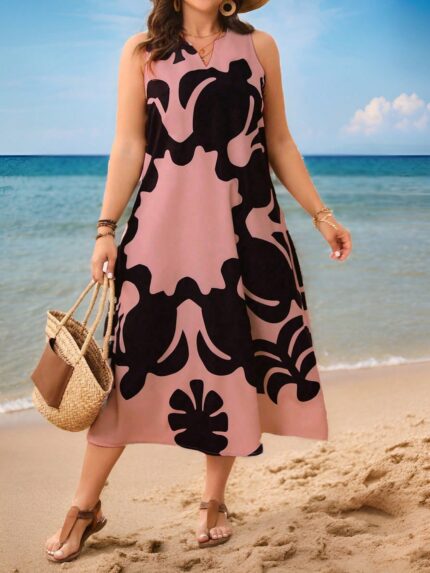 Vestido Plus Size Rafaella, estilo túnica, com decote V, estampa gráfica amarela, ajuste regular, ideal para ocasiões casuais e dias de sol.