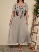 Vestido Plus Size Alexa com estampa floral marsala, estilo boho-chic, corte em A, cintura alta, decote V, mangas curtas, e caimento solto.