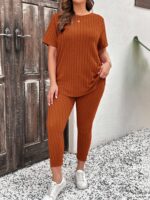 Conjunto Feminino Plus Size Sabrina, tricô com gola redonda e ombro caído, legging ajustada, em verde oliva, confortável e estiloso.