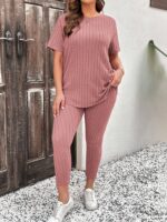 Conjunto Feminino Plus Size Sabrina, tricô com gola redonda e ombro caído, legging ajustada, em verde oliva, confortável e estiloso.