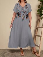 Vestido Plus Size Alexa com estampa floral marsala, estilo boho-chic, corte em A, cintura alta, decote V, mangas curtas, e caimento solto.