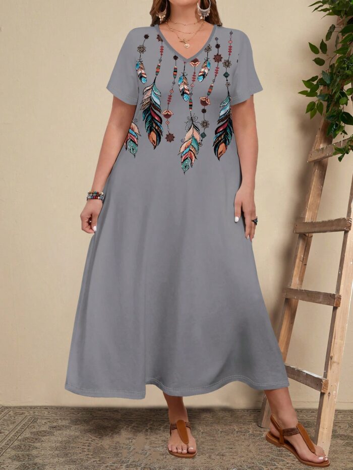 Vestido Plus Size Alexa com estampa floral marsala, estilo boho-chic, corte em A, cintura alta, decote V, mangas curtas, e caimento solto.