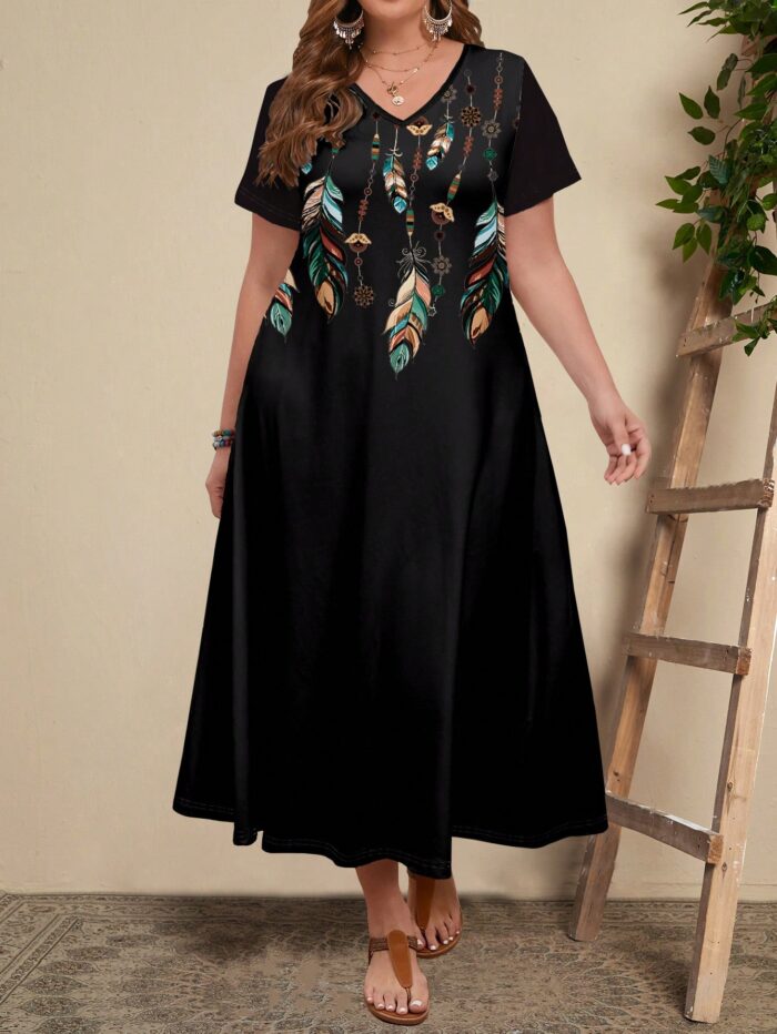 Vestido Plus Size Alexa com estampa floral marsala, estilo boho-chic, corte em A, cintura alta, decote V, mangas curtas, e caimento solto.