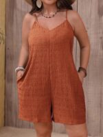 Macaquinho Plus Size Elaine, com alças finas, perna larga, e bolsos. Versátil, moderno e confortável, ideal para dias quentes.