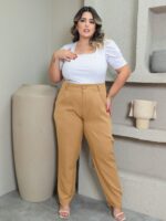 Calça Alfaiataria Plus Size Bárbara em bege, perna reta, comprimento cropped, bolsos e botão. Casual e sofisticada para o dia a dia.
