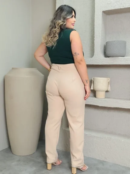 Calça Alfaiataria Plus Size Bárbara em bege, perna reta, comprimento cropped, bolsos e botão. Casual e sofisticada para o dia a dia.