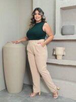 Calça Alfaiataria Plus Size Bárbara em bege, perna reta, comprimento cropped, bolsos e botão. Casual e sofisticada para o dia a dia.