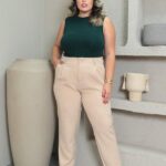 Calça Alfaiataria Plus Size Bárbara em bege, perna reta, comprimento cropped, bolsos e botão. Casual e sofisticada para o dia a dia.