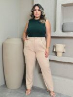 Calça Alfaiataria Plus Size Bárbara em bege, perna reta, comprimento cropped, bolsos e botão. Casual e sofisticada para o dia a dia.