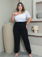 Calça Alfaiataria Plus Size Bárbara em bege, perna reta, comprimento cropped, bolsos e botão. Casual e sofisticada para o dia a dia.