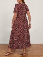 Vestido Plus Size Alexa com estampa floral marsala, estilo boho-chic, corte em A, cintura alta, decote V, mangas curtas, e caimento solto.